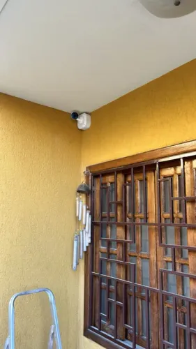 Instalações de cercas, câmeras, interfones e outros