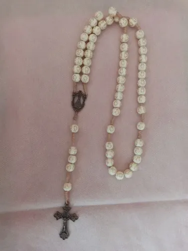 Rosário de contas brancas com detalhes em dourado