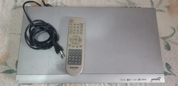 Aparelho de DVD Video Disk Player modelo SD7061 SLX, com controle remoto. Funcionando.
