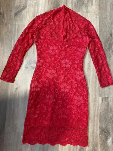 Vestido mídi vermelho rendado