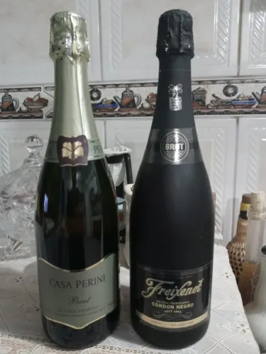 2 Garrafas de Espumante.