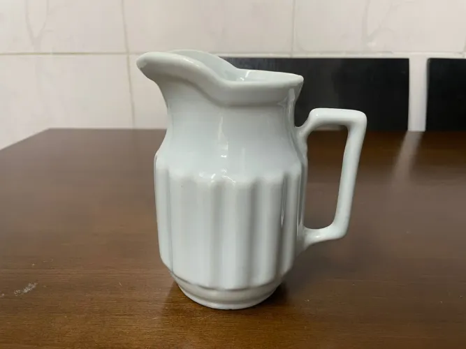 Jarrinha ou leiteira de porcelana branca