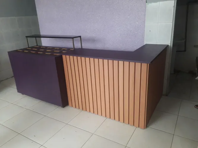 Balcão de atendimento moderno e estiloso