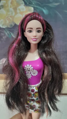 Linda Barbie asiática com mecha rosa no cabelão!