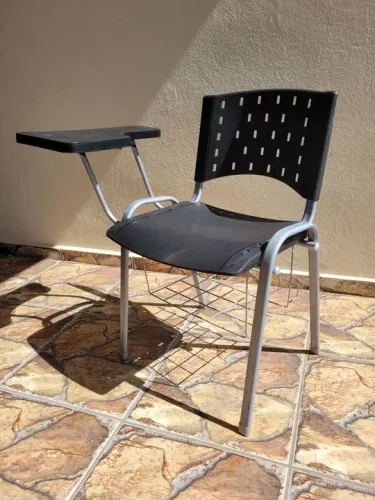 Cadeira para recepção / escritório com apoio de braço e porta volume