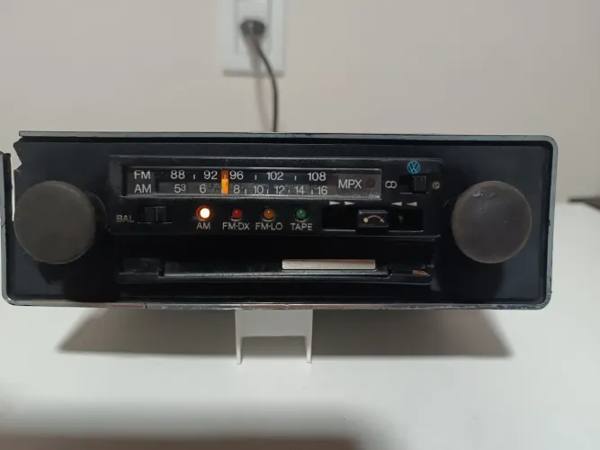 Rádio toca fitas Bosch LD542 funcionando logo VW 