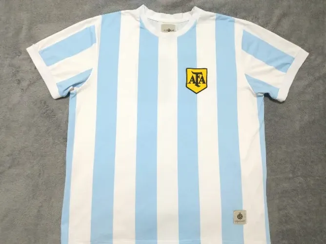 Camisa Argentina 1986 Retrogol, #10 (Maradona), tamanho GG (59x75). Praticamente impecável