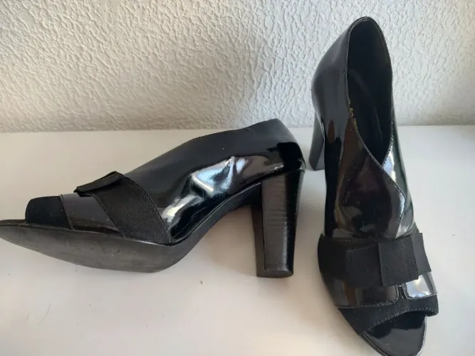 Sandália Salto Alto Preta com Detalhes