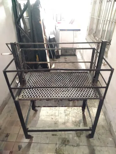 Churrasqueira de Ferro em Ótimo Estado