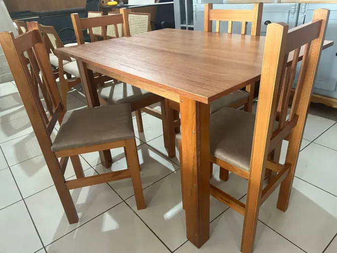 Mesa de Jantar em Madeira eucalipto com 4 Cadeiras