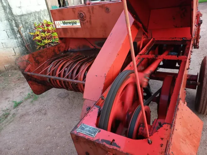 Enfardadeira de feno Menegaz
