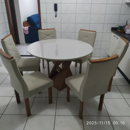 Mesa de Jantar com 6 cadeiras Bege 1 ano de uso