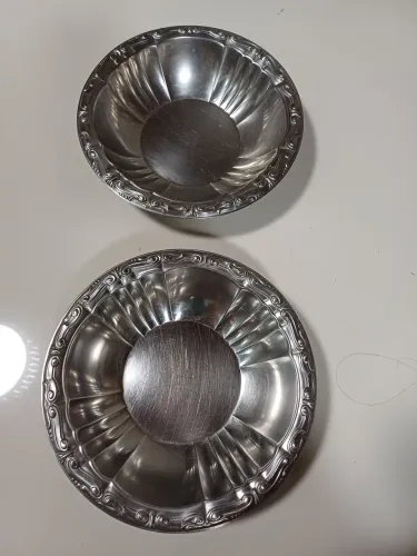 Conjunto de 2 tigelas de inox com detalhes ornamentais. 22x22 cm