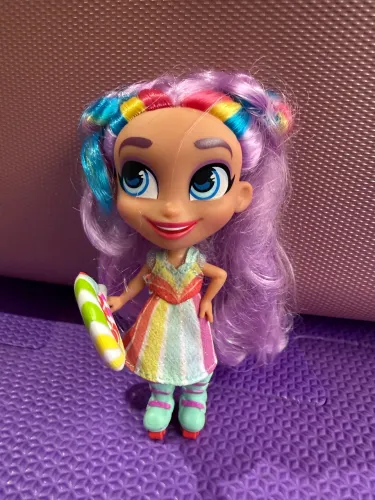 Boneca Hairdorables Rayne com pirulito