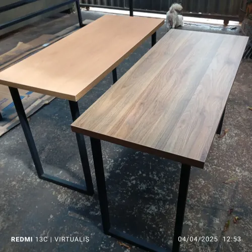 Mesa de escritório em madeira com estrutura de ferro