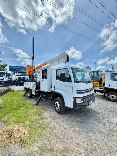 VW  11.180 4x2 2023/24 CESTO AÉREO ISOLADO 13,5 M ( SOMOS LOJA )