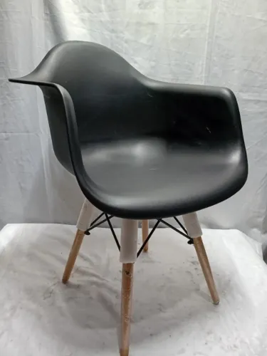 Cadeira Design Charles Eames Dkr com Braços Preta