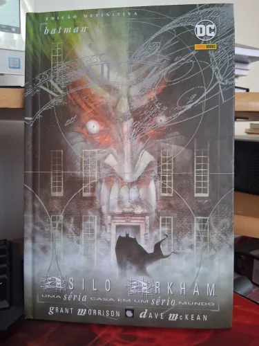 Batman _ Asilo Arkham _ Uma Séria Casa em um Sério Mundo. Edição definitiva. Capa dura.