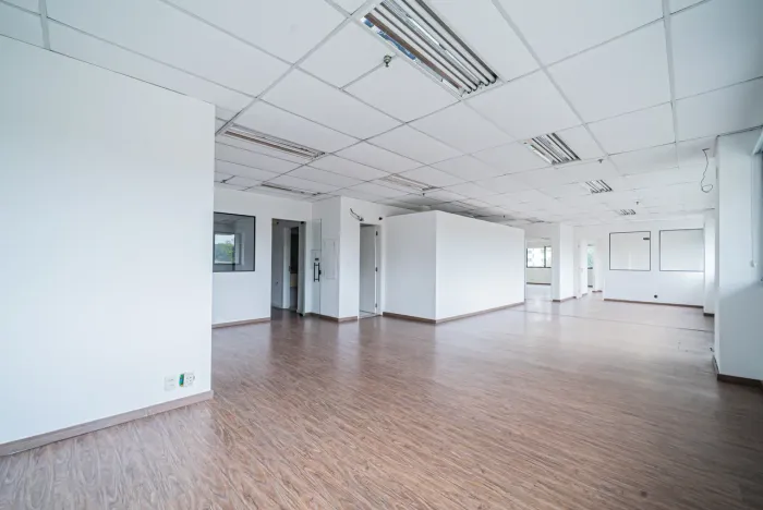 Sala Comercial para Locação em Santo Amaro  242m², 4 Banheiros e 4 Vagas