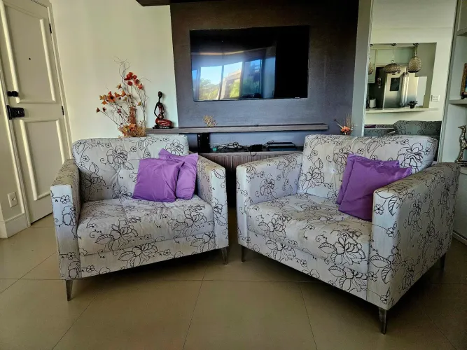 Aproveite! Lindo par de poltronas namoradeiras. Baixou o preço!!