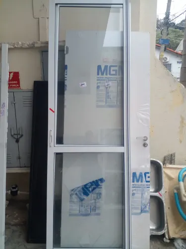 Porta balcão com divisão Vidros laminados de 10mm acústica nova!