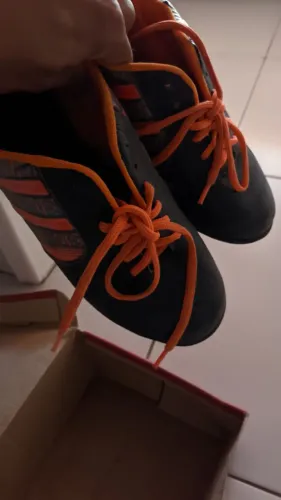 Chuteiras - Pretas com detalhes Laranja
