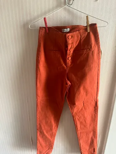 Calça laranja Marisa