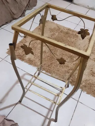 Mesa de centro em ferro com design floral