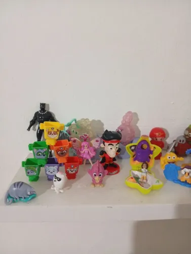 Coleção de brinquedos Kinder ovo entre outros