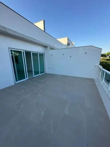 Cobertura linear com laje e escada interna pronta para uso na Gleba A, Recreio