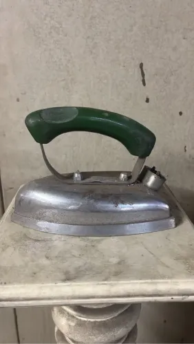 Ferro de Passar Roupa Antigo - Decoração Vintage