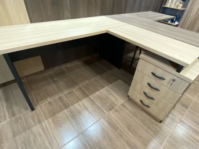 Mesa de Escritório em L com Gaveteiro e pé painel 