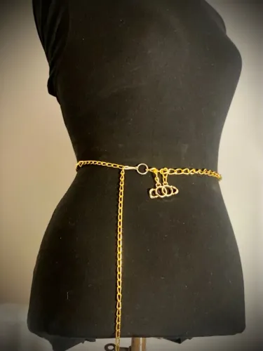 Cinto de corrente dourada com pingente