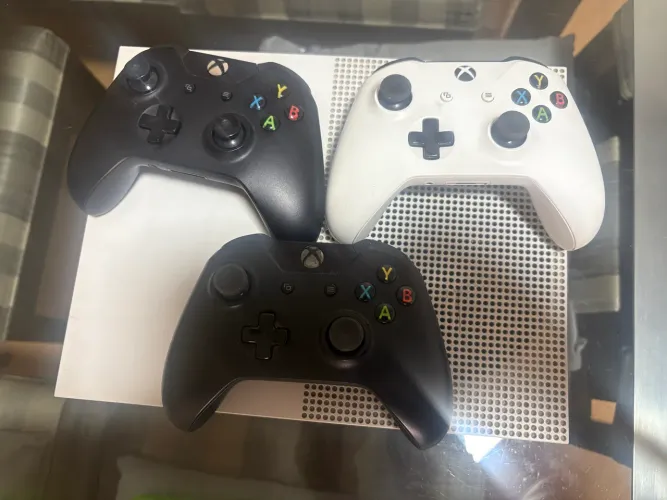  Xbox One S + 3 Controles Originais + 5 Jogos