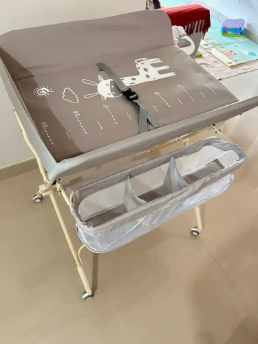 Trocador De Bebê Dobrável Portátil Cinza Com Cesto E Rodinha