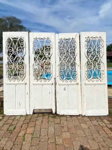 PORTA ANTIGA DE 4 FOLHAS EXCLUSIVISSIMA MACIÇA COM GRADES E BANDEIRA COM GRADE