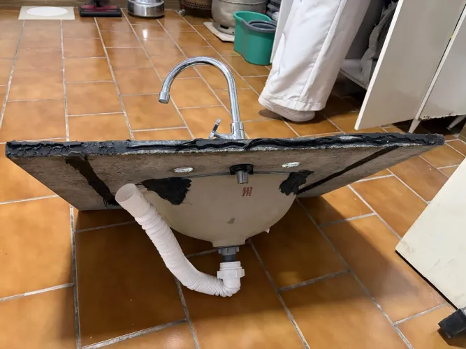 Bancada de granito com cuba de louça e torneira - pronta para instalar