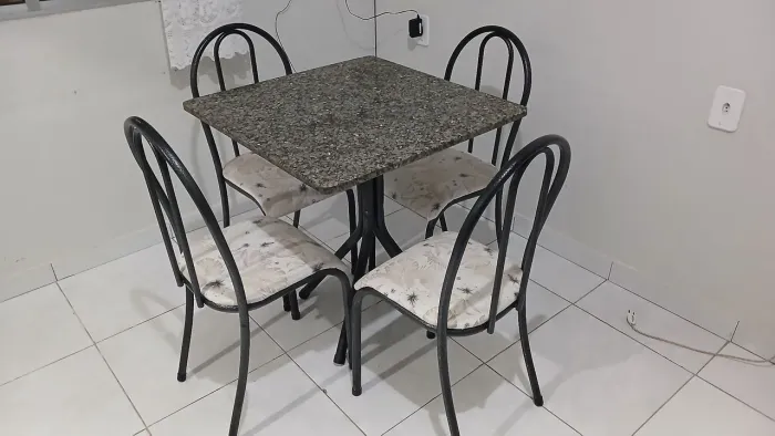 Mesa com 4 cadeiras