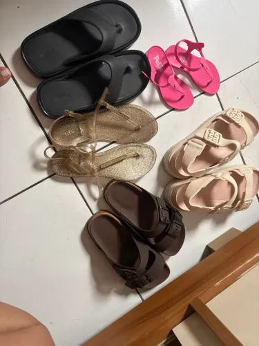 Vendo sandálias semi novas TAM 39/40 e uma infantil rosa TAM 27!