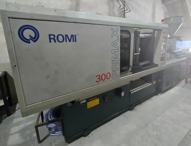 Maquina injetora Homi 300 Tonelada