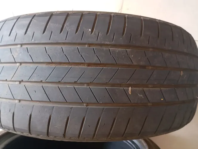 02 Pneu 225/45/17 Bridgestone