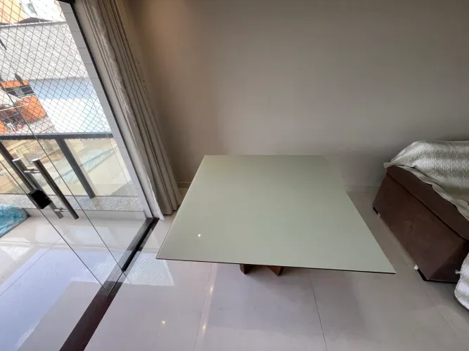 Mesa de Jantar Quadrada - Tampo de Vidro Off-White e Base de Madeira