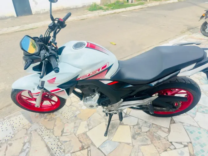 Vendo Twister 250f branca
