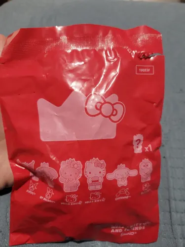 Hello kitty Dourada Burguer King no pacote