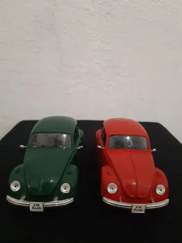 (2) VW Beetle 1:24 - Maisto