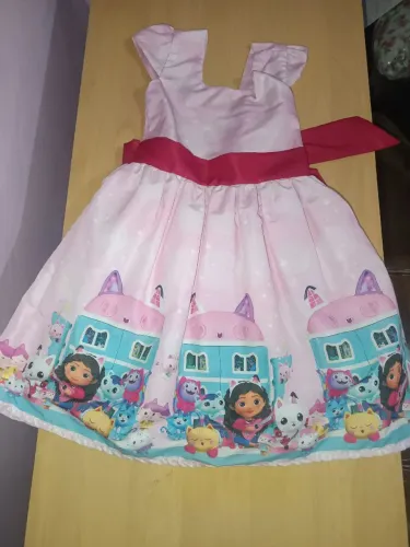 Lindo vestido infantil temático desenho (A Casa Mágica da Gabby)