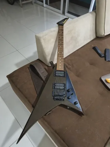 Guitarra Jackson Performer PS-3T - Formato Randy Roads - Flying V