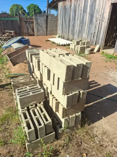 Vendo 120 blocos de concreto vazados 4 reais a unidade