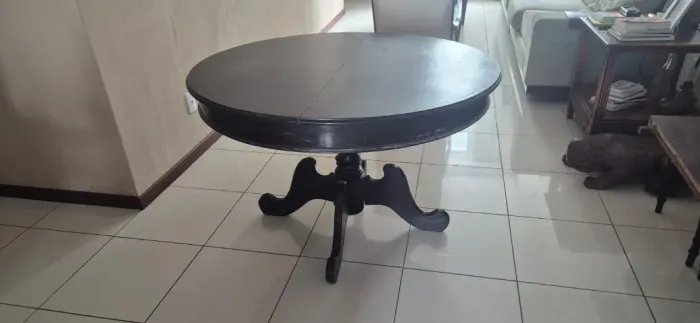 Mesa de Jantar redonda madeira escura. Estilo colonial , com 6 ( seis) cadeiras.