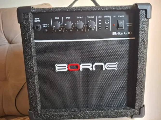 Amplificador Cubo Para Guitarra Borne Strike G30 Preto 15W Bivolt Automático
